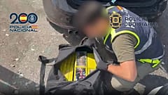 Fragment akcji policji na Costa del Sol, w którym widać kilka pakietów narkotyków.