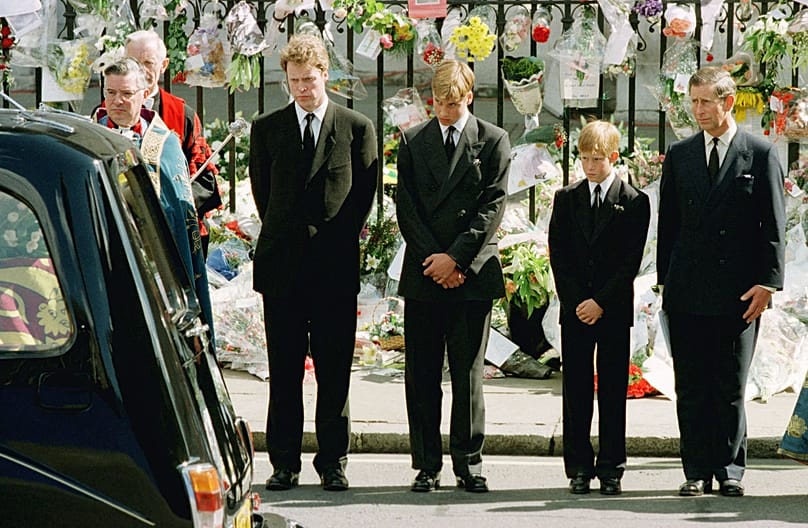 Dianas Bruder Earl Spencer mit Prinz William, Prinz Harry und Prinz Charles, 6. September 1997
