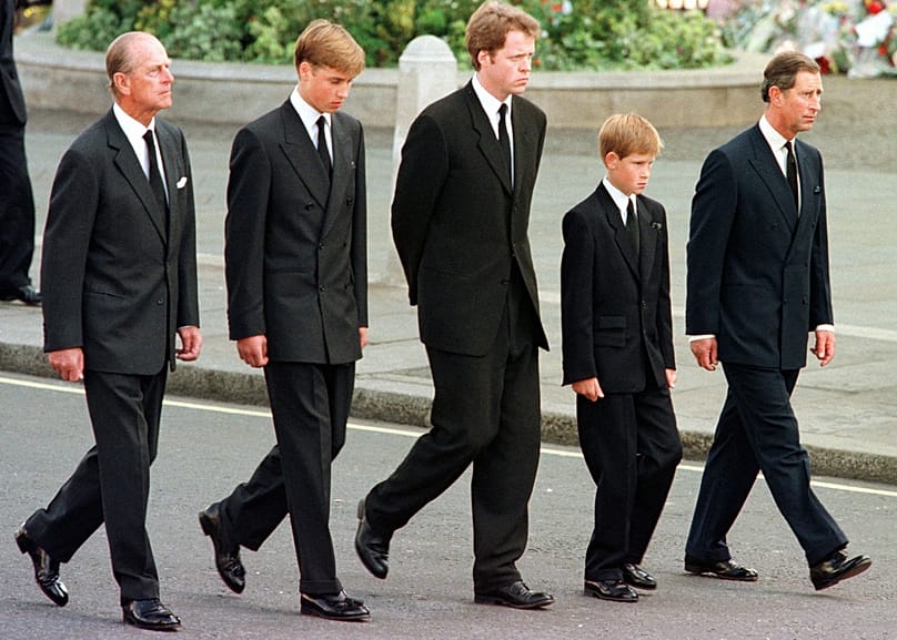 Der Herzog von Edinburgh, Prinz William, Earl Spencer, Prinz Harry und Prinz Charles gehen vor der Westminster Abbey während des Trauerzugs für Diana, Princess of Wales