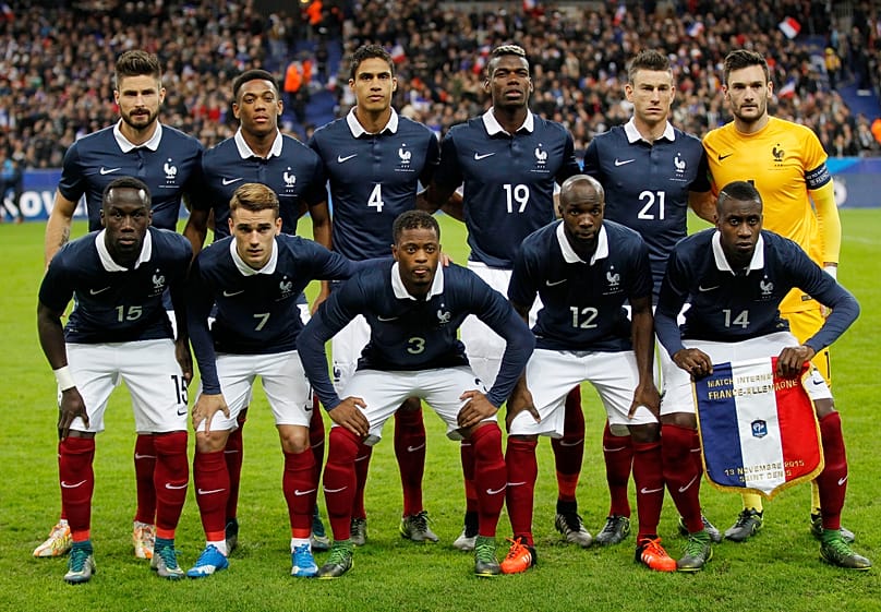Paul Pogba (n°19), en 2015 avec l'Équipe de France au stade de France.  