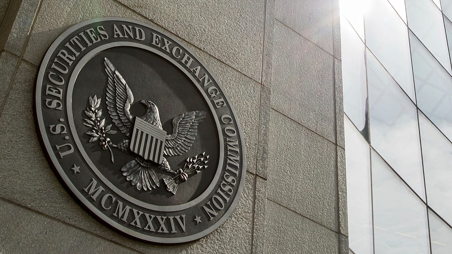 ARCHIV: Siegel der US-Börsenaufsicht SEC an der Zentrale in Washington, Juni 2015.