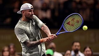 Nick Kyrgios golpea un revés contra Aryna Sabalenka durante su partido de la Batalla de los Sexos en Dubái, el 28 de diciembre de 2025