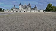 Le Château de Chambord et ses pelouses grillées par la canicule