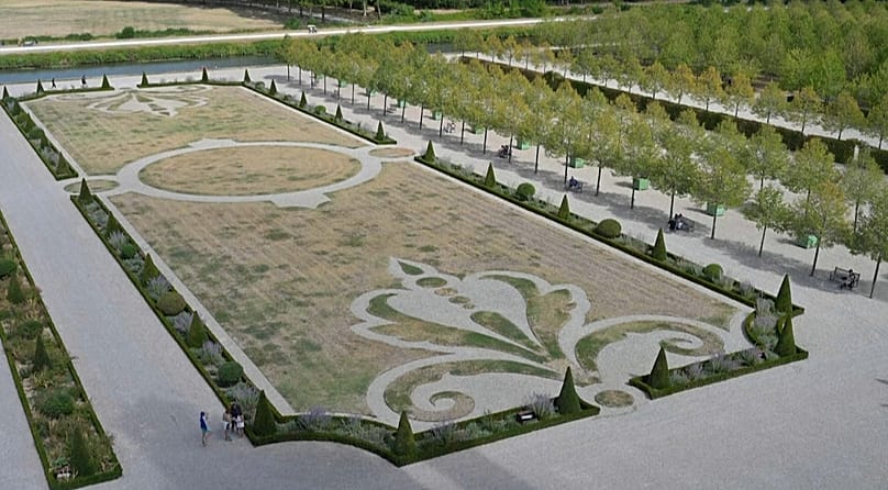Une partie des jardins à la française du domaine le 18 août 2026