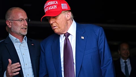 Brendan Carr, az FCC elnöke Donald Trumppal tárgyal