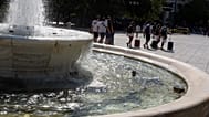 Τουρίστες μετακινούνται με τις βαλίτσες τους στην πλατεία Συντάγματος, κάτω από τις υψηλές θερμοκρασίες που επικρατούν στην Αθήνα, Κυριακή 9 Αυγούστου 2026