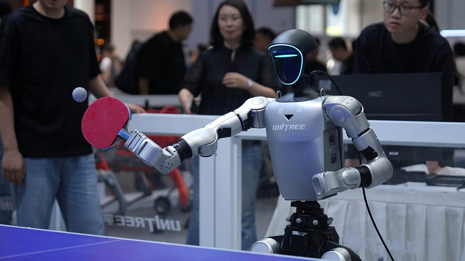 Un robot juega al tenis de mesa en un expositor de Unitree durante la Conferencia Mundial de Robots en Pekín, el miércoles 19 de agosto de 2026.