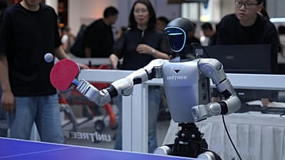 روبوت يلعب كرة الطاولة في جناح شركة "يوني تري" خلال مؤتمر الروبوت العالمي في بكين، الأربعاء 19 آب/أغسطس 2026.