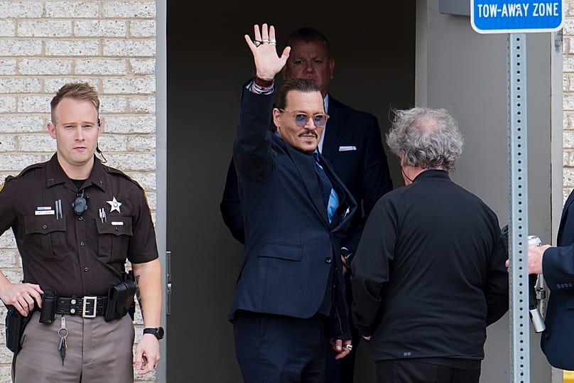 Johnny Depp saluda a sus seguidores ante los juzgados del condado de Fairfax (Virginia), el viernes 27 de mayo de 2022