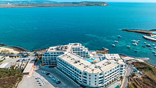 Vista aérea del Riviera Spa Resort en la bahía de Marfa, Mellieha, Malta