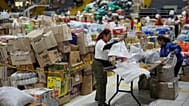 A Bogotá, in Colombia, alcuni volontari smistano gli aiuti destinati alle persone colpite dal terremoto nel dipartimento di Chocó (martedì 18 agosto 2026)