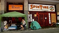 Ingresso del centro sociale Spin Time nel quartiere Esquilino, Roma