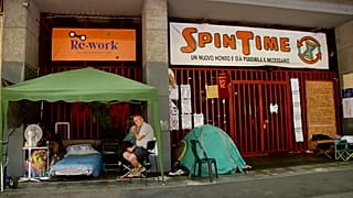Ingresso del centro sociale Spin Time nel quartiere Esquilino, Roma