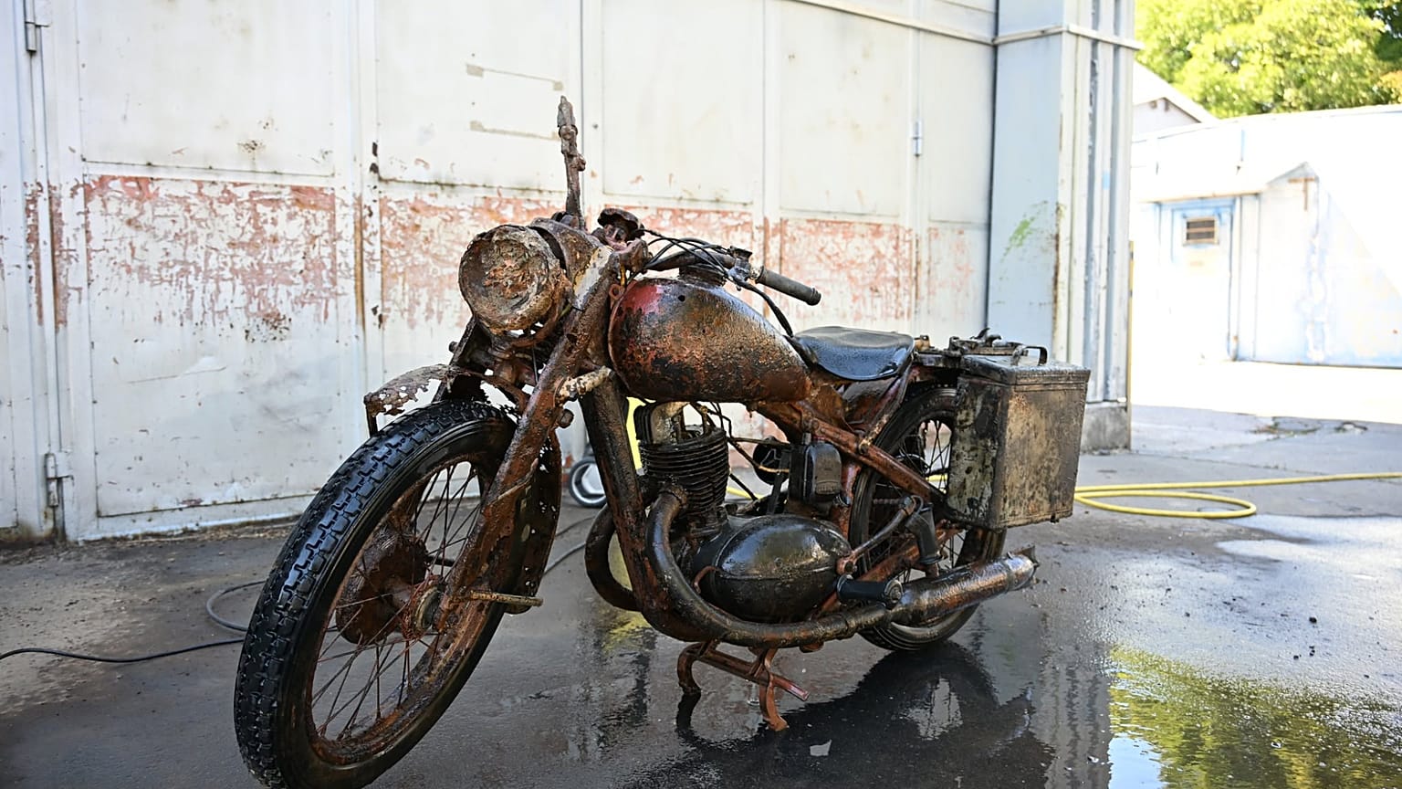  Die DKW NZ 350-1 wird aktuell im Institut und Museum für Militärgeschichte, beim ungarischen Partner des Volksbundes Deutsche Kriegsgräberfürsorge e. V., aufgearbeitet.