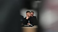 Volodymyr Zelenskyy ascolta gli interventi iniziali alla riunione del Gruppo di contatto per la difesa dell'Ucraina alla sede NATO di Bruxelles, 18 giugno 2026.