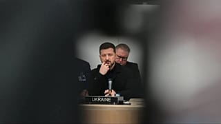 Volodymyr Zelenskyy ascolta gli interventi iniziali alla riunione del Gruppo di contatto per la difesa dell'Ucraina alla sede NATO di Bruxelles, 18 giugno 2026.