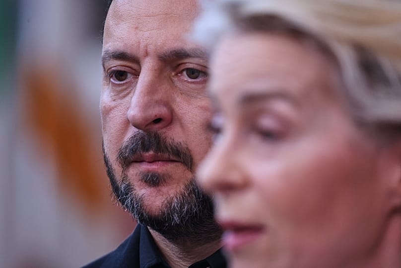 Volodymyr Zelensky, a sinistra, ascolta la presidente della Commissione europea Ursula von der Leyen mentre parla ai giornalisti al suo arrivo al vertice Ue a Bruxelles, 18 giugno 2026