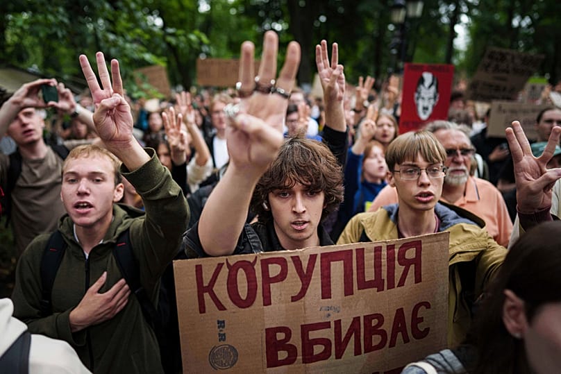 Участники акции против закона, направленного против антикоррупционных институтов, собираются у здания украинского парламента в Киеве, 31 июля 2025 года