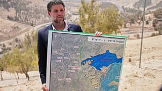  سموتريتش يعرض خريطة "إي 1" قرب معاليه أدوميم، الضفة الغربية،  14 أغسطس/آب 2025.