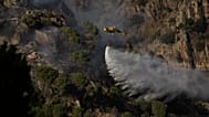 Un helicóptero arroja agua sobre un incendio forestal en el embalse de San Juan, provincia de Madrid, España, el miércoles 29 de julio de 2026. (Foto AP/Olmo Calvo)