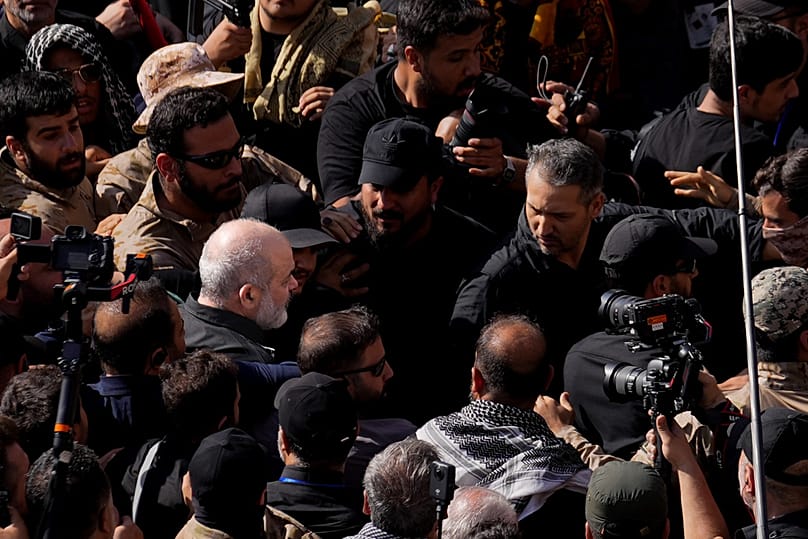 يظهر الجنرال أحمد وحيدي، قائد الحرس الثوري محاطاً بالمشيعين وعناصر الأمن، وذلك خلال مراسم جنازة علي خامنئي، إيران، يوم الأحد الموافق 5 يوليو 2026. 