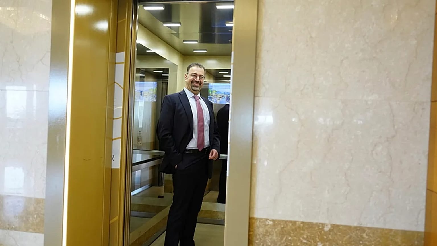 Acemoğlu yaptığı konuşma sonrası Atina'da bir asansörde bekliyor, 14 Ekim 2024 