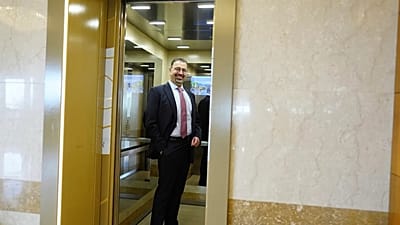 Acemoğlu yaptığı konuşma sonrası Atina'da bir asansörde bekliyor, 14 Ekim 2024 