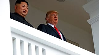 الرئيس الأميركي دونالد ترامب يلتقي الزعيم الكوري الشمالي كيم جونغ أون في جزيرة سنتوسا، يوم الثلاثاء 12 يونيو 2018، في سنغافورة