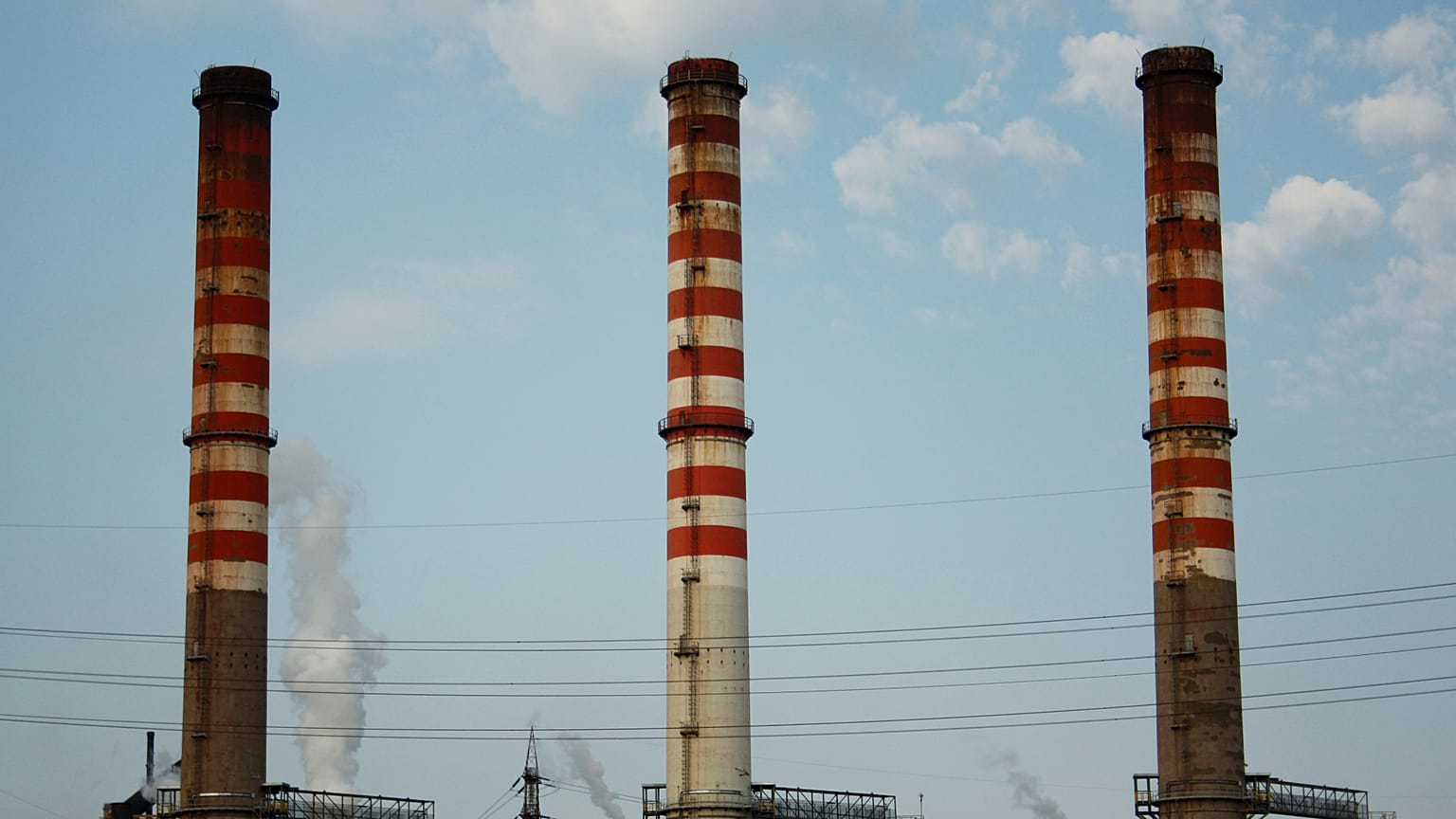 Foto d'archivio del 17 agosto 2012, che mostra una parte dello stabilimento siderurgico dell'ILVA a Taranto, in Italia. (AP Photo/Paola Barisani)