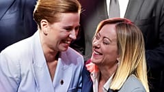 Premierka Danii Mette Frederiksen (po lewej) śmieje się z premier Włoch Giorgią Meloni na szczycie tzw. Koalicji Chętnych w Paryżu 27 marca 2026 r.