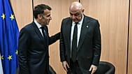 الرئيس الفرنسي إيمانويل ماكرون (يساراً) يلتقي الرئيس اللبناني جوزاف عون في نيقوسيا بقبرص، يوم الجمعة 24 أبريل 2026، على هامش قمة أوروبية.