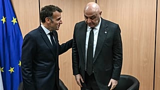 الرئيس الفرنسي إيمانويل ماكرون (يساراً) يلتقي الرئيس اللبناني جوزاف عون في نيقوسيا بقبرص، يوم الجمعة 24 أبريل 2026، على هامش قمة أوروبية.