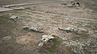 ARŞİV - Suriyeli muhaliflerin bölgeyi ele geçirmesinin ardından Ebu Zuhur askeri üssünde hizmet dışı kalmış Suriye hava kuvvetlerine ait uçaklar, 7 Aralık 2024.
