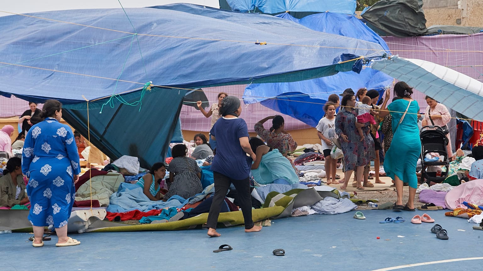 Los migrantes que cruzaron desde Marruecos a España, algunos de ellos menores de edad, se concentran en un centro deportivo Ceuta, España, 19 de agosto de 2026.