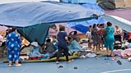 Los migrantes que cruzaron desde Marruecos a España, algunos de ellos menores de edad, se concentran en un centro deportivo Ceuta, España, 19 de agosto de 2026.