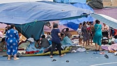 Migranci, którzy przedostali się z Maroka do Hiszpanii, w tym nieletni, gromadzą się w centrum sportowym w Ceucie, Hiszpania, 19 sierpnia 2026.