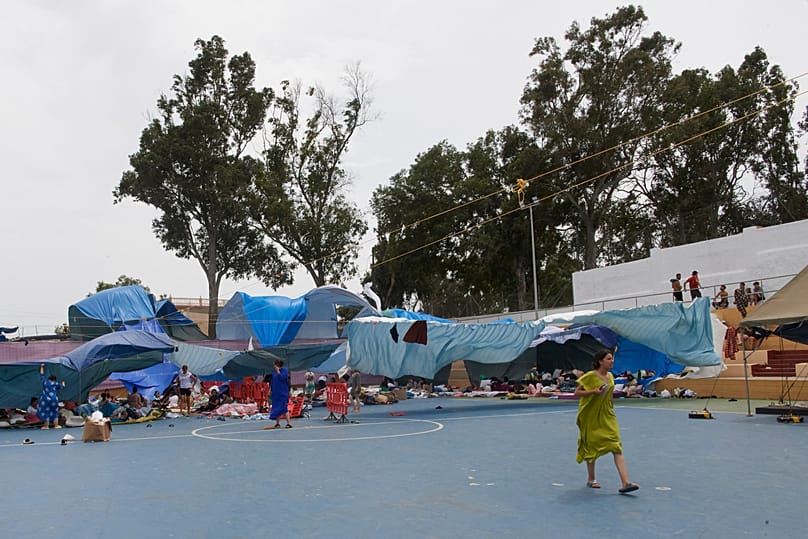 Los migrantes que cruzaron desde Marruecos a España se concentran en el centro deportivo El Príncipe Alfonso de Ceuta, España, 19 de agosto de 2026.