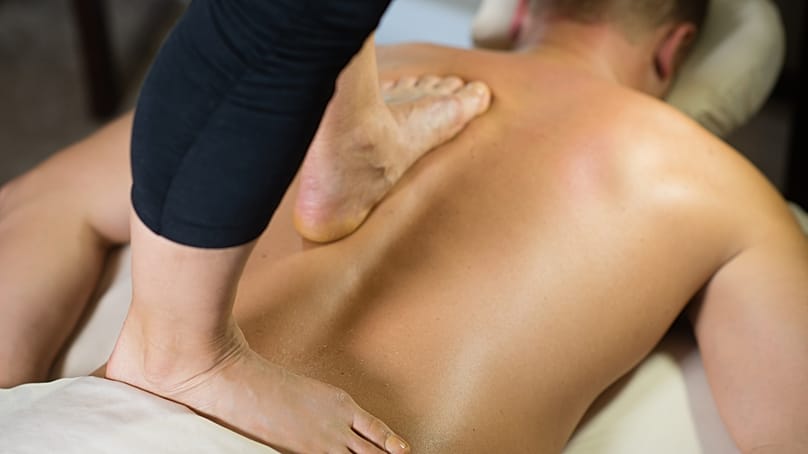 جلسة علاج يدوية لمنطقة الظهر.