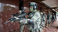 Żołnierze południowokoreańscy biorą udział w ćwiczeniach antyterrorystycznych w ramach manewrów Ulchi Freedom Shield z USA w Seulu w Korei Południowej, 19 sierpnia 2026 r.