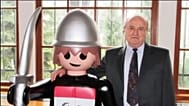 Schenk Károly műanyag játékfigurájának egy hatalmas változatával
