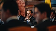 Abelardo de la Espriella observa a los 18 miembros del Consejo de Ministros en su primera sesión