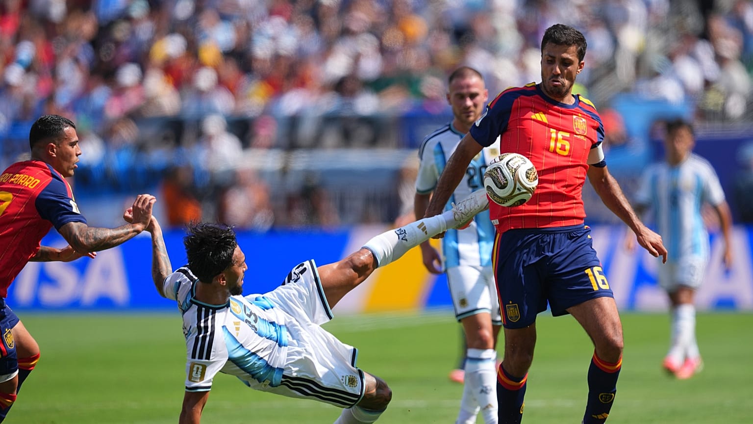 Rodri (16) de España y Nico González (15) de Argentina luchan por el balón durante la final del Mundial de fútbol entre España y Argentina.