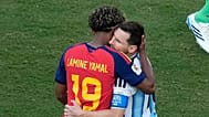 Lamine Yamal (19) de España y Lionel Messi (10) de Argentina se abrazan tras el partido final de la Copa Mundial de Fútbol entre España y Argentina, el 19 de julio de 2026.