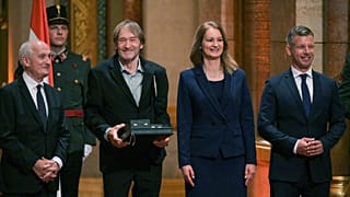 Cserhalmi György Kossuth-díjas színművész, a nemzet színésze, miután átvette a Magyar Érdemrend nagykeresztjét 