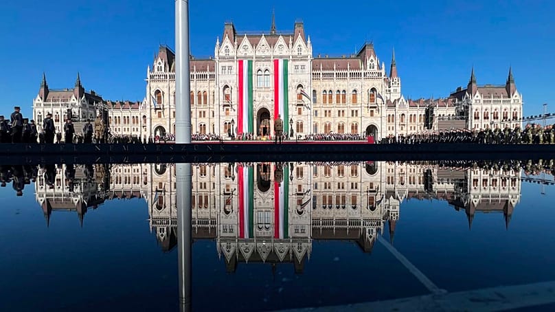 A magyar Parlament a zászlófelvonás előtt