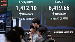 Archiwum. Dealerzy walutowi śledzą indeks KOSPI i kursy walut w centrali Hana Bank w Seulu w Korei Południowej, 19 sierpnia 2026 r.