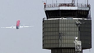 ARCHIVO: Un DC-10 de US Northwest Airlines despega del aeropuerto Mehrabad de Teherán el 19 de junio de 2005