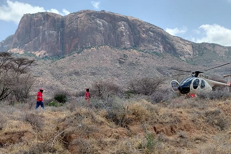 Varios efectivos se dirigen al lugar del accidente aéreo, ocurrido junto al monte Ololokwe en Samburu, Kenia, el miércoles 19