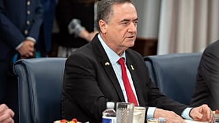 وزير الدفاع الإسرائيلي إسرائيل كاتز يتحدث خلال اجتماع مع وزير الدفاع بيت هيجسيث في البنتاغون في 18 يوليو 2025 في واشنطن. (صورة AP/مارك شيفيلباين، ملف)