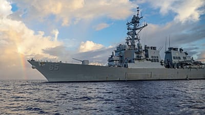  في هذه الصورة التي نشرتها البحرية الأميركية، تظهر المدمرة "يو إس إس بنفولد" (DDG 65) من فئة "أرلي بيرك"، وهي تُجري عمليات روتينية في بحر الفلبين، بتاريخ 24 يونيو/حزيران 2022.